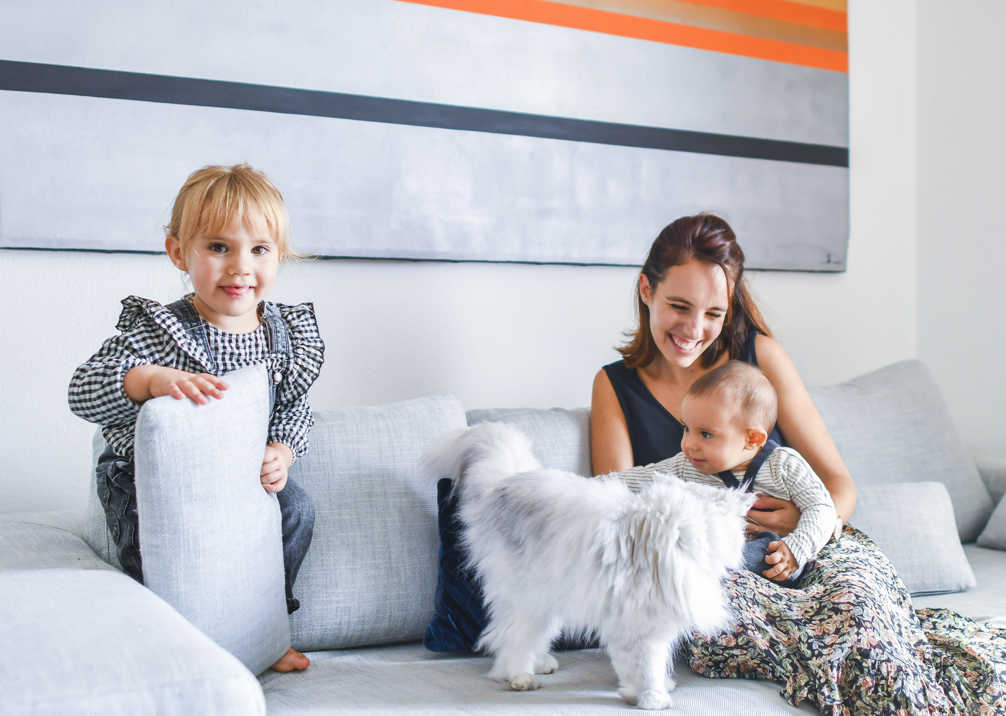 Chloé, Salomé, Achille et le chat sur le canapé