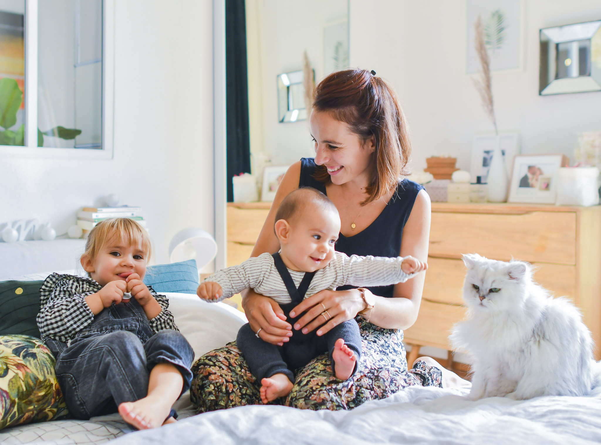 Chloé, Salomé, Achille et le chat sur le lit