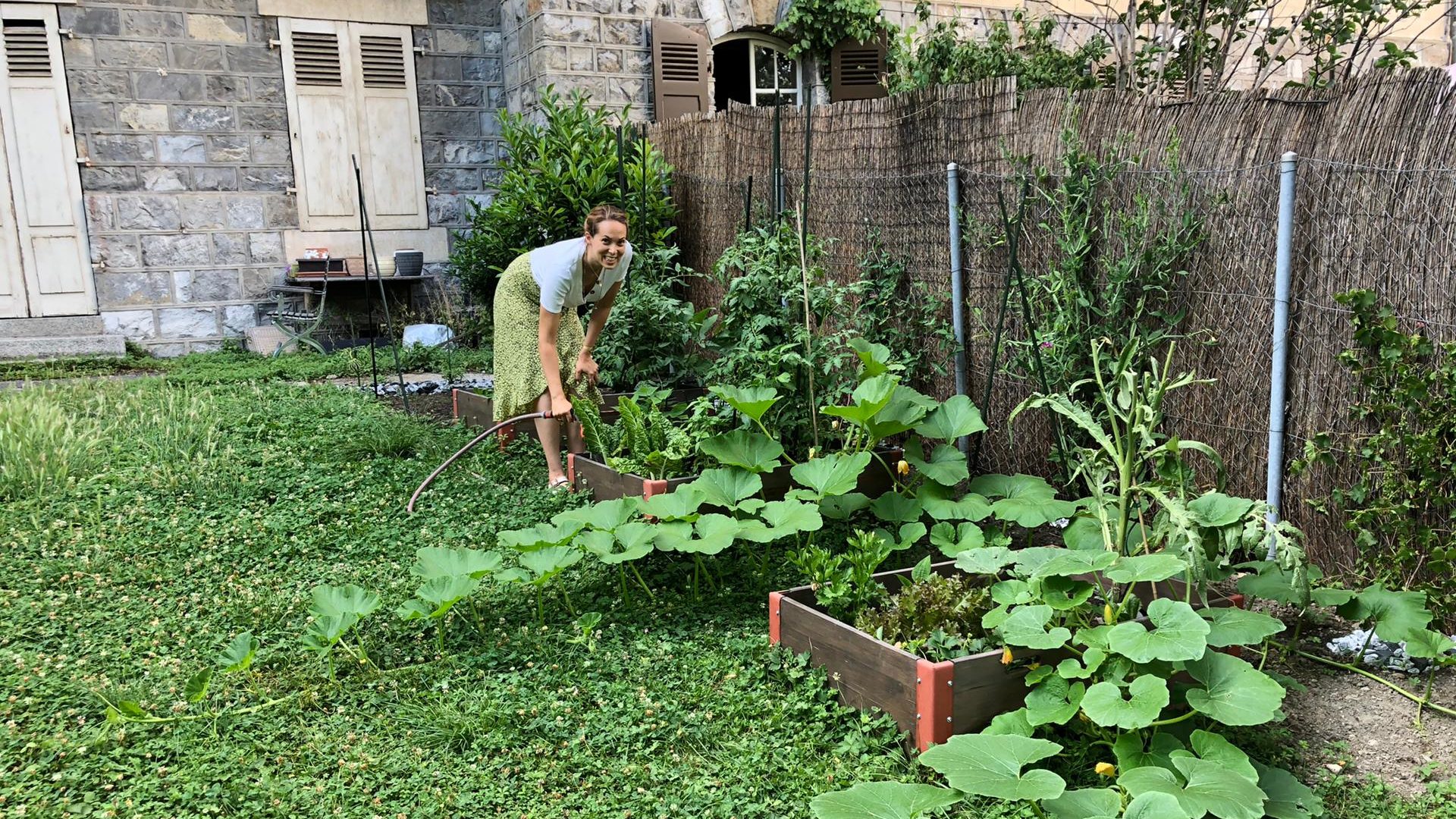 Jasmina en train de faire du jardinage