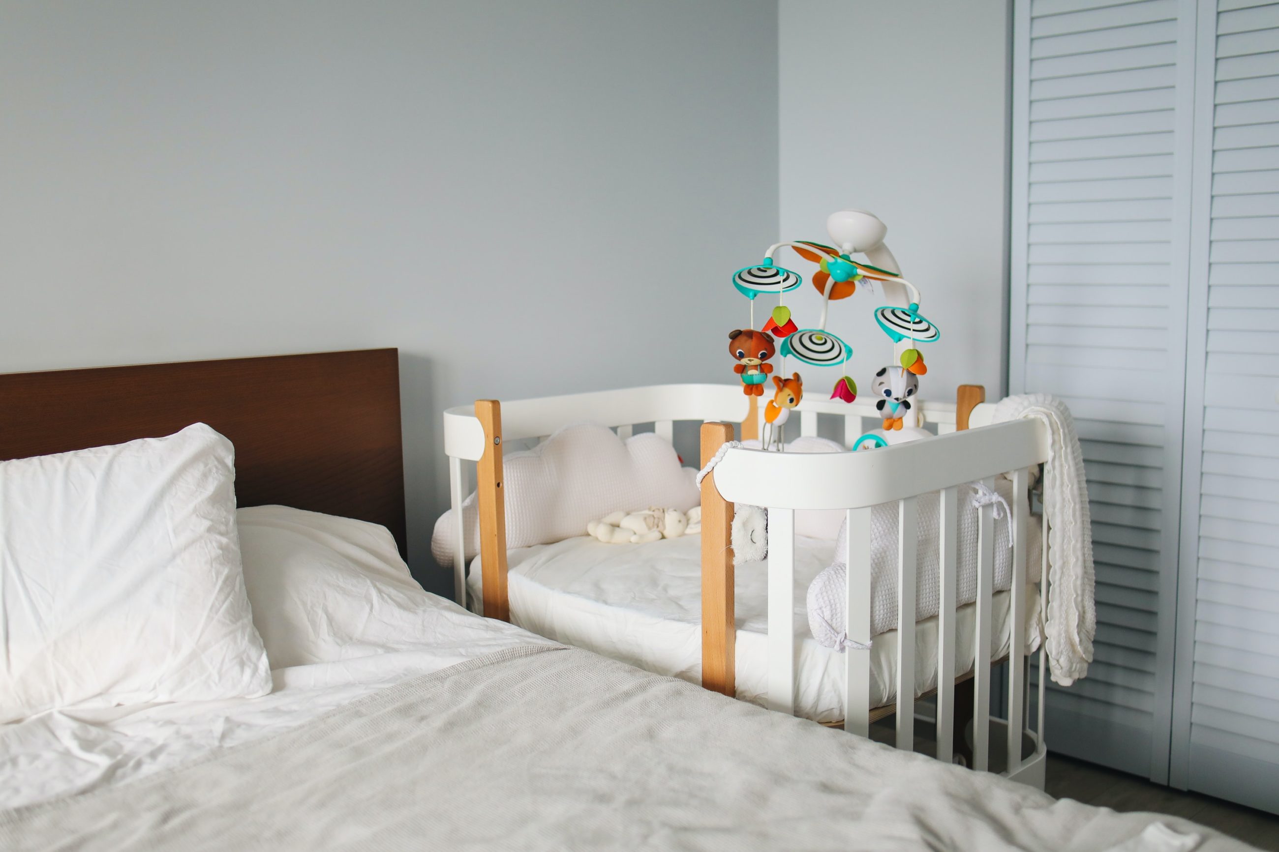 Parent room with a baby crib