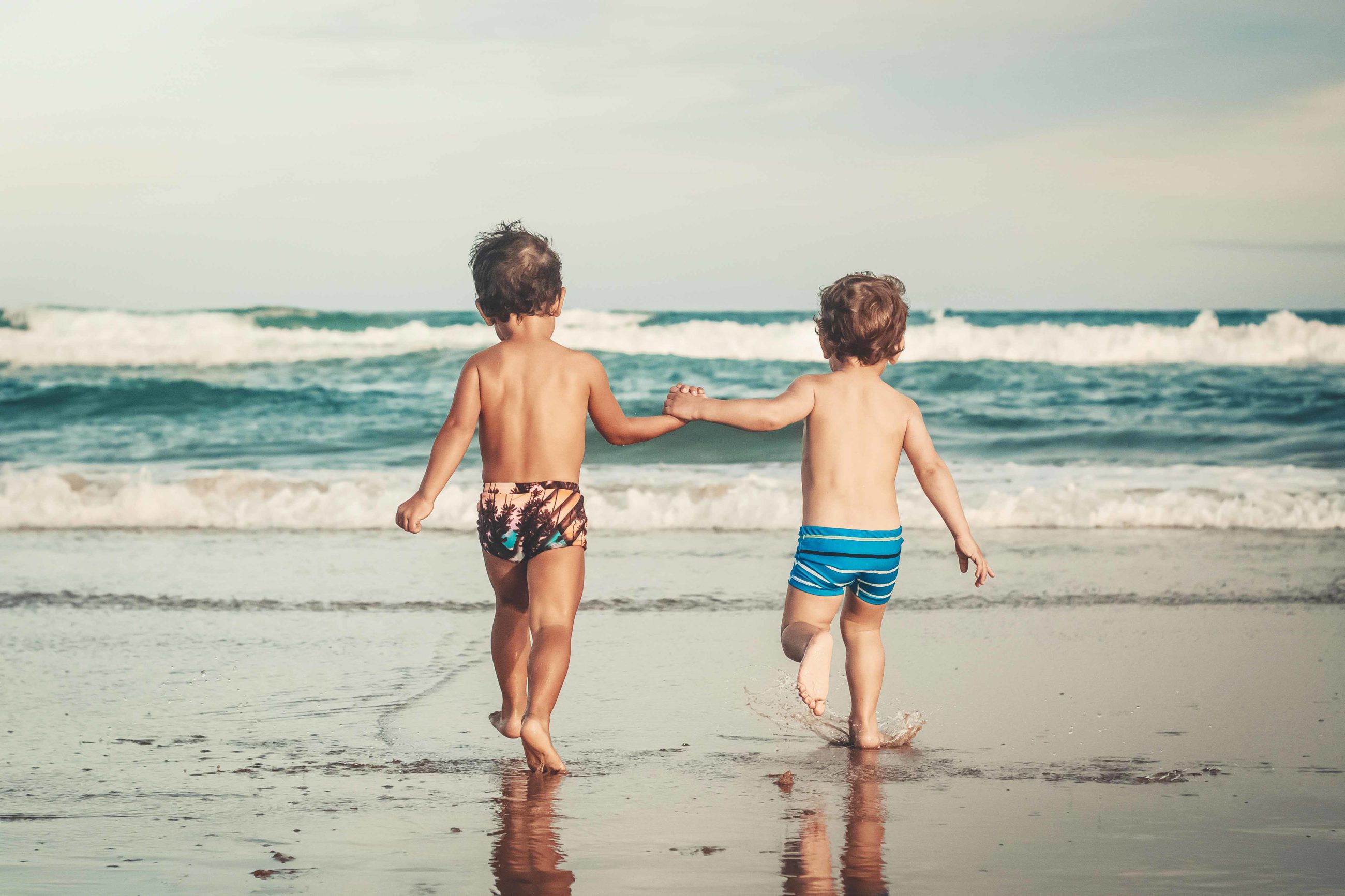 Deux enfants qui jouent sur la plage à la mer