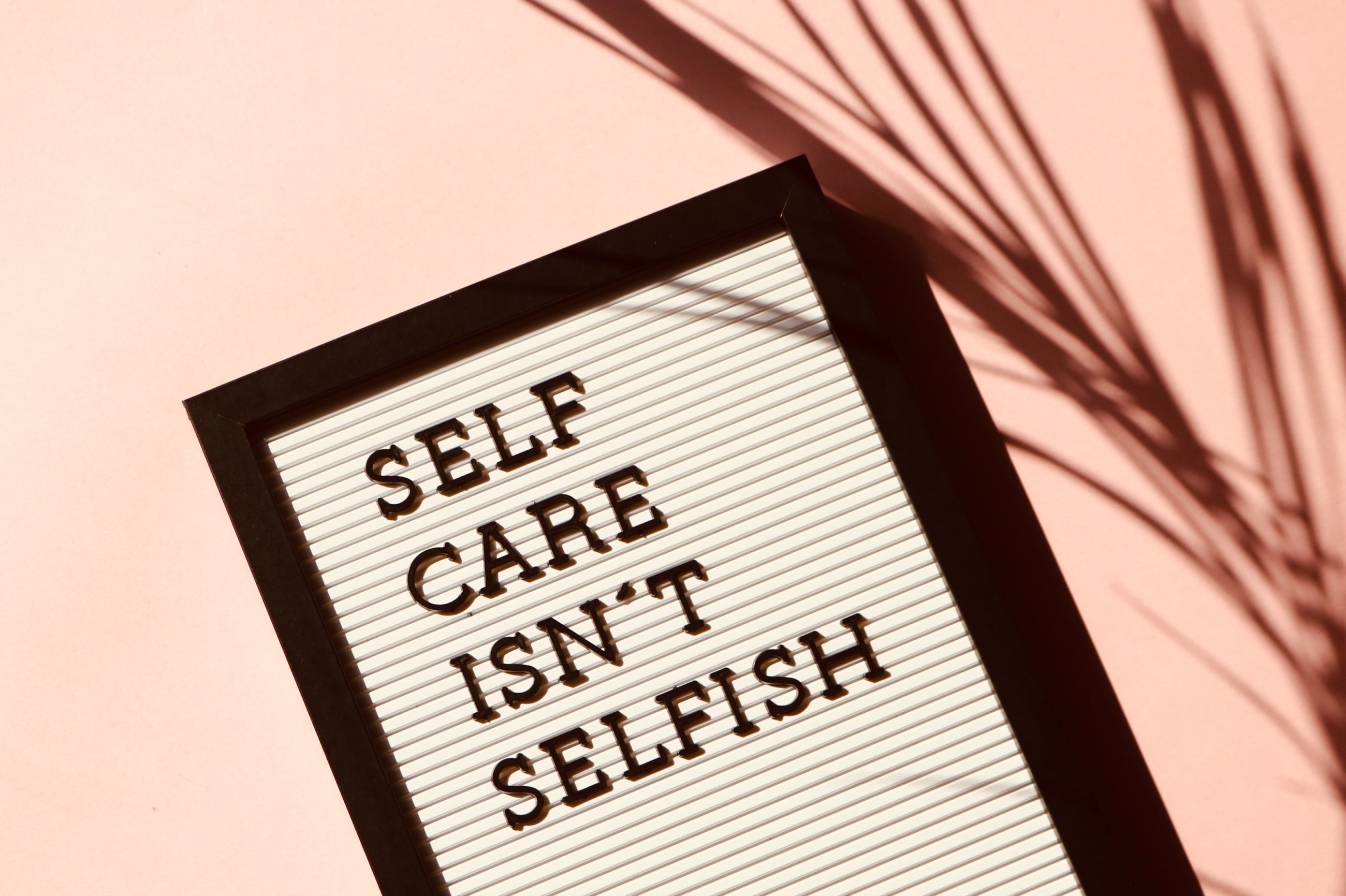 Citation sur fond rose : Selfcare isn't selfish